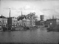 821955 Gezicht op de Stadsbuitengracht te Utrecht, ter hoogte van de Weerdsluis, met links de huizen Bemuurde Weerd ...